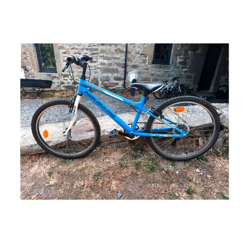 Bicyclette Bleue Azur V T T Vélo Tout Terrain Couleur Turquoise Sport Balade 24 " Pouces Sportif Jantes Aluminium Vitesses Poignée Frein V. Brake Dérailleur Nakamura Cliff Cycliste Sport Balade