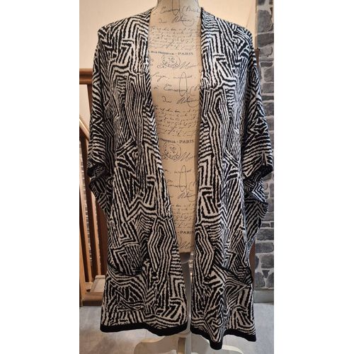 Long Kimono Noir Et Blanc Oversize Sans Fermeture