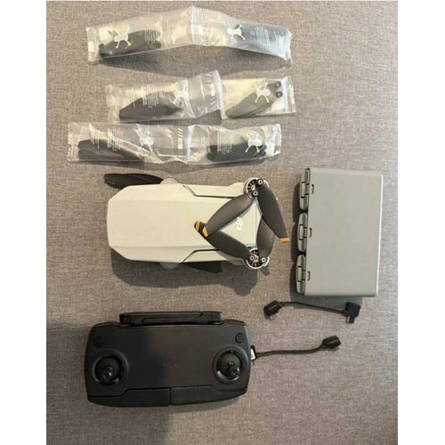 Drone Avec Sa Boîte De Rangement, 16 Hélices De Rechanges, 3 Batteries De Rechanges Avec Son Socle De Charge, La Télécommande Pour Piloter Le Drone. Une Application Est Disponible Sur Ios Et Androïd.