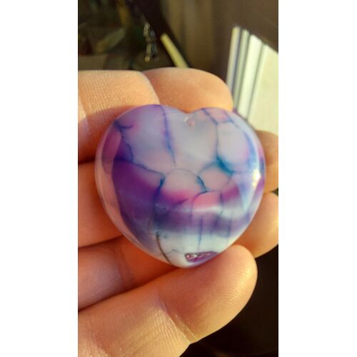 Pendentif Coeur En Agate. Violet, Bleu Et Blanc. 4.1 Cm. Pierre Aux Couleurs Intenses, Une Véritable Merveille. Parfaite Idée De Cadeau. Lot 1092