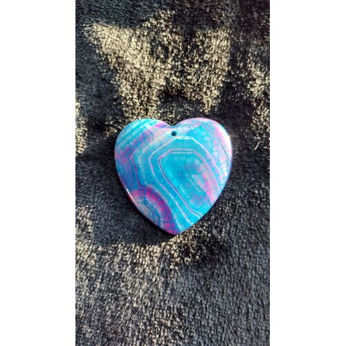 Pendentif Coeur En Agate. Bleu Et Violet Avec Veines De Dragon, Superbe Transparence À La Lumière. 4.7 Cm. Superbe Pierre Aux Couleurs Originales. Parfaite Idée De Cadeau. Lot 1069
