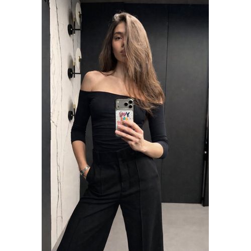 Top Noir Zara Col Bardot / Col Dégagé – Maille Côtelée Ajustée – Épaules Dénudées