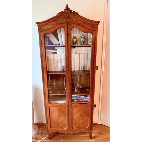 Petite vitrine Louis XV des années 1920 en noyer massif - décorée de feuillage et de marqueterie en losanges de noyer -