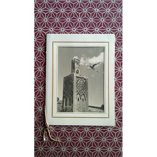 Casablanca 1954 - Belle Carte De Voeux À Fenêtre Et À Cordon Datée Du 29 Décembre 1954, Avec Photo En Noir Représentant Un Minaret Ancien Devant Lequel Passe Une Cigogne. Art Maroc Rabat (Sans Date)