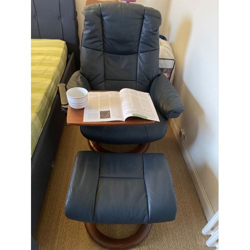 Fauteuil relaxe avec repose pieds de chez Ekornes Stresslesse bleu nuit avec adaptable amovible très aucune trace d'usure en cuir .