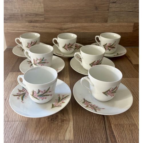 Vintage Ensemble De 7 Tasses Et Soucoupes En Porcelaine Fleurie Avec Défauts