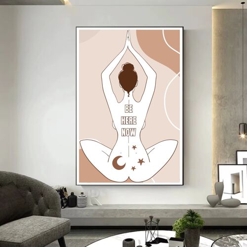 Illustration Minimaliste De Yoga Représentant Une Femme En Méditation Avec Le Message Be Here Now. Affiche Murale Zen Et Bohème, Idéale Pour Espace Bien-Être Ou Salon, Prête À Être Encadrée 70x100 Cm