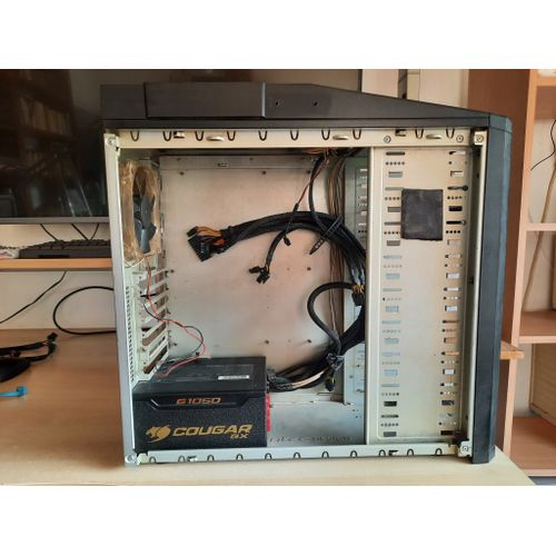 Boîtier ANTEC avec alimentation Cougar GX 1050W. Gamer.