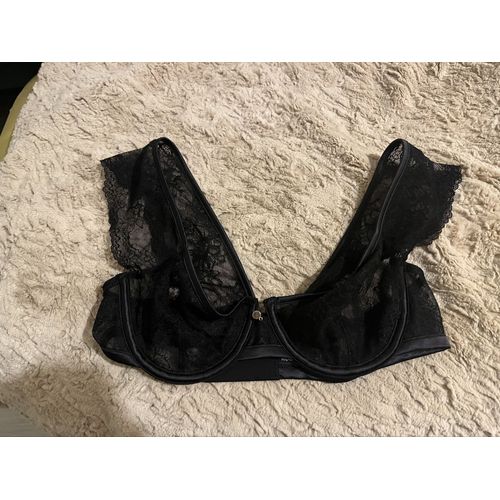 Soutien-Gorge Noir Élégant En Dentelle, Avec Armatures Pour Un Bon Maintien.Coupe Confortable Et Féminine, Agréable À Porter Au Quotidien Comme Pour Les Occasions.En Très Bon État, Porté Une Fois. 
