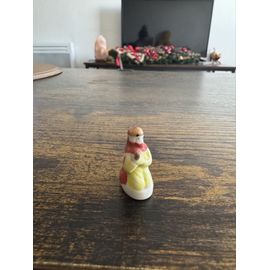 Fève Personnage Crèche Manteau Jaune – Santon Miniature Pokefantasy