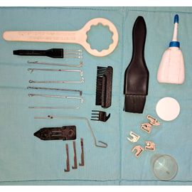 Gros Lot De 22 Accessoires Pour Machine À Tricoter , Crochet Poinçon Remailleur 3 Chas Brosses Roulettes Aiguilles Huile Bec Fil Plat Bras De Tension Guide Fil Laine Clef Chariot ... Pour Machine