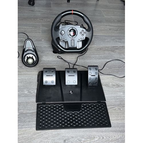 Je vends un GS-850-X il est composé d’un volant 180 degré, un pédalier trois pédales ainsi qu’une boîte de vitesse 6 vitesses. Il est dans un bon état (juste les pédales qui grince.