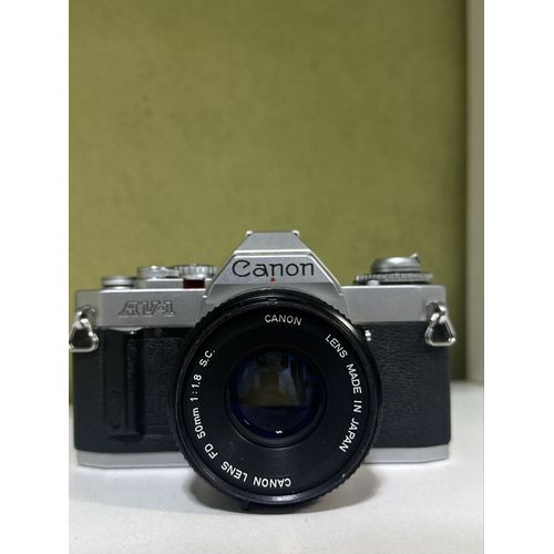 Appareil photo Canon Av 1 + objectif canon 50mm 1.8