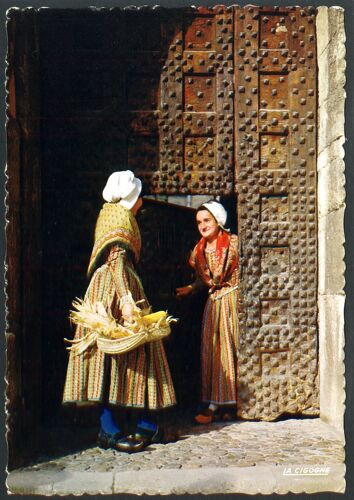 Carte Postale N° 07.000.06 , Folklore De La Vallée Du Rhône , Groupe "Empi Et Riaume" , Jouina Bardouilletta Et Veira Peyra , Jeunes Babillardes Et Vieilles Pierres