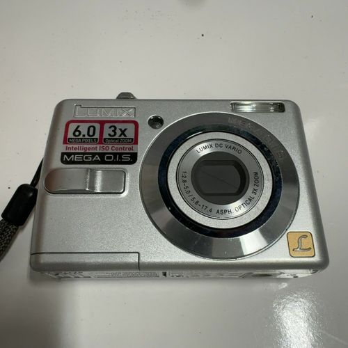 Appareil photo CompactS - Appareil photo numérique - compact - 6.0 MP - 3x zoom optique - argent