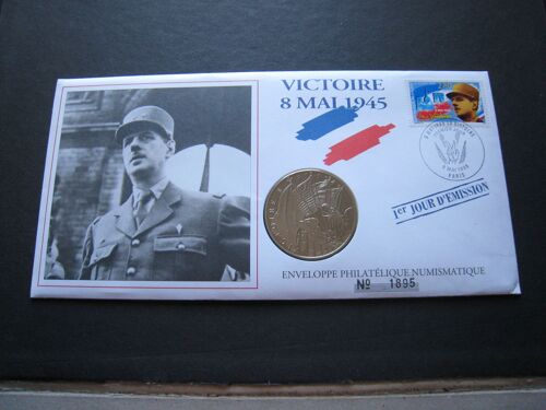 Enveloppe Philatélique Numismatique Hommage Au Général De Gaulle - 1er Jour D'émission - Numérotée - 50 Ème Anniversaire De La Victoire - Frappe " Victoire 8 Mai 1945 "