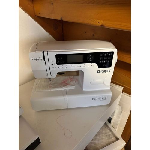 À vendre machine à coudre et à broder bernette 