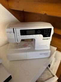 À vendre machine à coudre et à broder bernette
