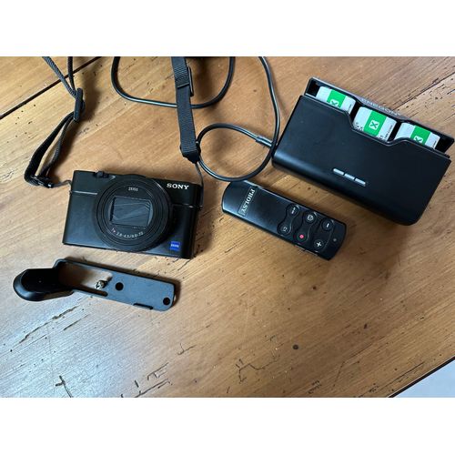 SONY RX100 M7 24-200 mn + Chargeur 3 batteries + Poignée Grip