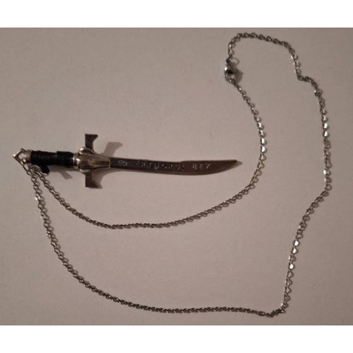 Chaîne Argentée Avec Une Épée En Pendentif