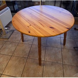Table  ronde, pin massif avec rallonge intégrée. Diamètre 105 cm, rallonge 35,5 cm. 