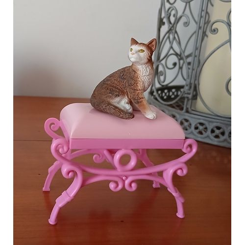 Figurine Chat marque Papo sur sa banquette