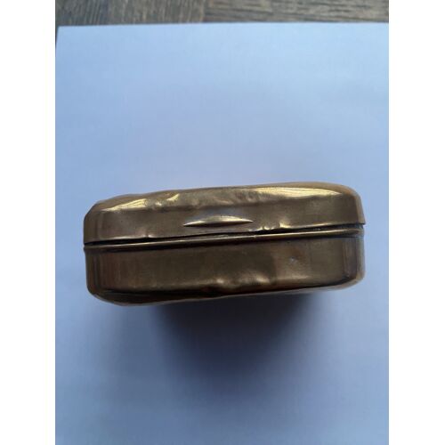 Petite Boite Ancienne Genre Tabatiere Ou Boite A Bonbons Ou Bijoux En Cuivre Ou Laiton . Bon Etat Se Ferme Bien Dimensions 8 Cm Longueur Sur 6 Cm Largeur Sur 3 Cm De Hauteur