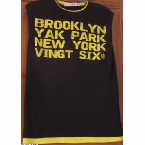 Tee-Shirt Sans Manches-Coton Épais- Marque Vingt Six Taille M -Noir Avec Grande Inscription En Lettres Jaunes Brooklyn....New York
