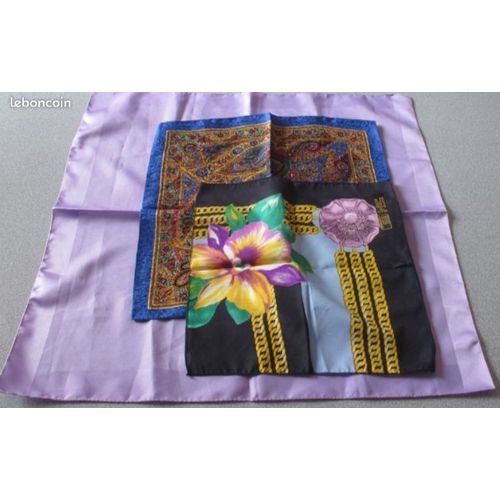 Trois Carrés Aspect Brillant Achetés À Venise Pouvant Servir De Pochettes Pour Veste - Modèles Et Couleurs Différents