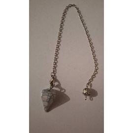 Chaîne Argentée Avec Un Pendule Conique En Howlite