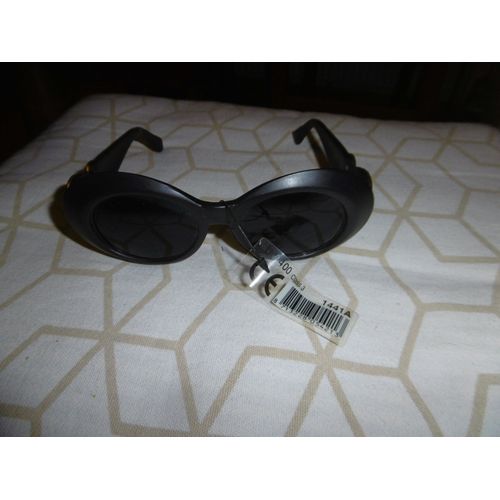 Lunette De Soleil Monture Bakélite Noir Verres Ovales Fumés Farbel 1441a