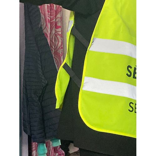 Des Vestes De Sécurité Taille Unique Toute Neufs Couleur Jeune Et Orange 