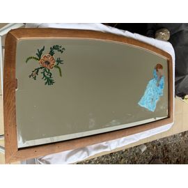 Miroir ancien encadré en bois et peint en deux endroits.