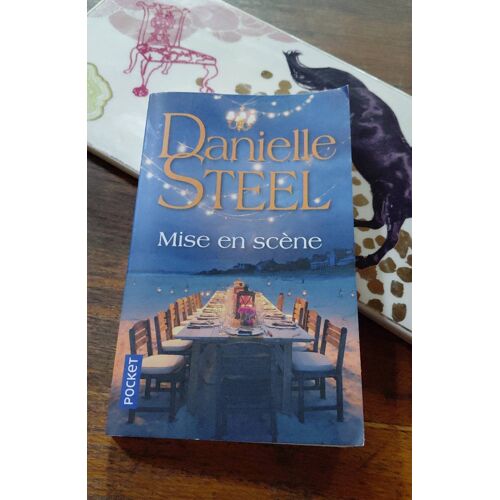 Livre De Poche Danielle Steel, Mise En Scène,