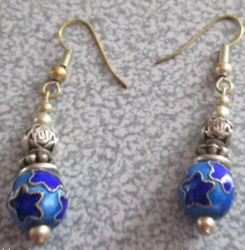 Boucles D'Oreilles Fantaisies Composées D'Une Boule Bleue Incrustée D'Étoiles Bleu Foncé Entourées D'Un Feston Argenté Et Surmontée De Différentes Petites Boules Métalliques Argentées-Hauteur 4.5cm