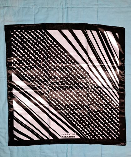 Echarpe Foulard Synonyme De Georges Rech Blanc Et Noir Carré 50 Cm 100% Polyester - Motif Rayures Retro Vintage Très Doux - Parfait État - Envoi Très Rapide Et Soigné.