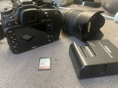 Nikon d7100, très peu utilisée (quelques photos) comme neuve. Inclus : boîtier + objectif Nikon AF-S 18–105 mm, batterie, chargeur, carte SD 64 Go, sangle.