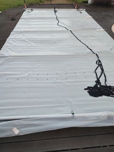 Couverture à barres de piscine marque Astralpool modèle Tramontane couleur gris clair et dimensions de 6,6x3,4m.