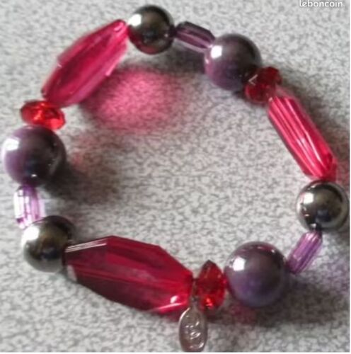 Bracelet Fantaisie De Motifs Et Perles De Couleurs En Plastique - Tons Rouge/Gris/Violet - Monté Sur Élastique Fermé - Très Léger Et Extensible - Petit Charm Inclus Marqué Bb - Jamais Porté