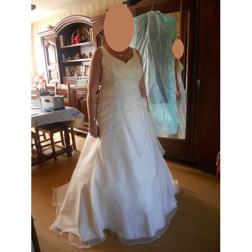 Une Robe De Marié Bon Etat Couleur Ivoire En Taille 48 Avec Une Petite Traine Vendu Avec La Facture
