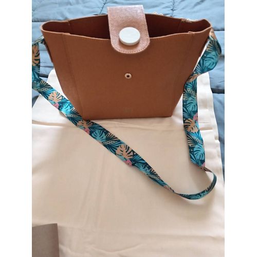 Petit sac taupe avec lanière fleurie, de marque Karl Mark John