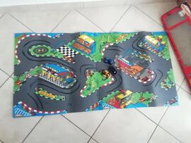 Tapis de jeu Racing + 1 Vehicule inclus et 2 EN PLUS en Kdo Majorette