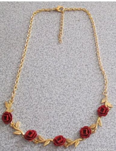 Collier Vintage Formé D'Une Chaine Dorée Avec En Son Centre 5 Roses Rouges Reliées Entre Elles Par Leur Feuillage Doré - Longueur 45cm + Chainette De Réglage De 4 Cm-Ancien Mais Jamais Porté