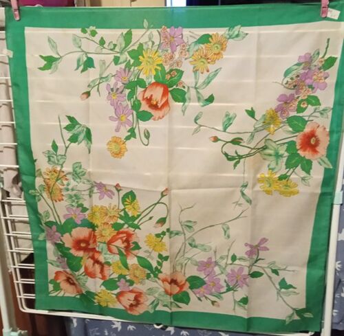 Foulard - " Damart " - En Polyester - 68 X 68 Cm Environ - Réf V 6