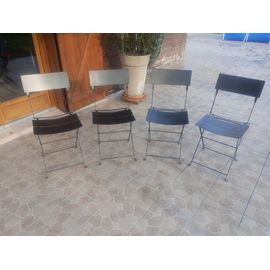 Lot de quatre chaises pliantes en métal noir