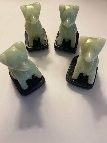 Lot de 4 petites sculptures de chiens en jade vert, XX¿