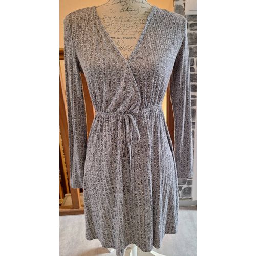 Robe Fluide Grise À Fines Rayures