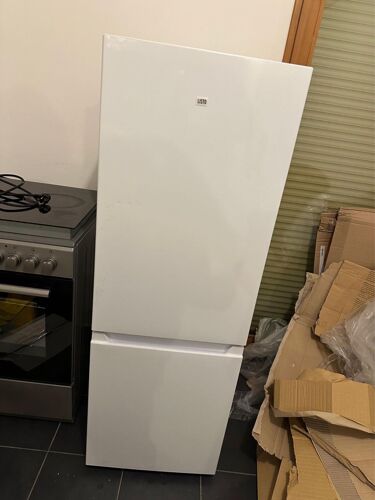Réfrigérateur blanc en bon état 