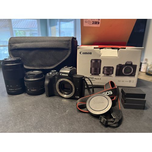 Canon M50 mark II + 2 objectifs + 3 batteries + sacoche de transport.