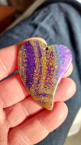 Pendentif Coeur En Agate. Jaune Et Violet Avec Veines De Dragon. 5.9 Cm. Magnifique Pierre Aux Couleurs Éclatantes, Une Des Plus Originales De Ma Collection. Lot 1202